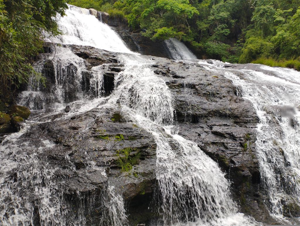 Salto Piedras Blancas - Cascada sobre rocas claras en Misiones